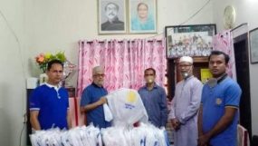 ছাতকে পিপিই প্রদান করলেন আতাউর রহমান পীর