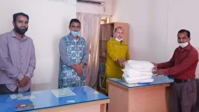 সাংবাদিক ও পুলিশ কর্মকর্তাদের মধ্যে হাবিবুর রহমান হাবিবের পিপিই উপহার